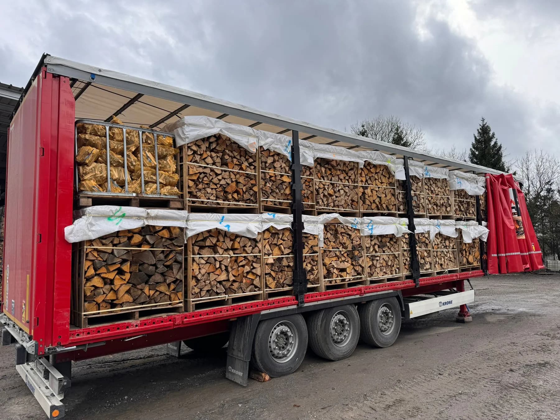 Camion de livraison chargé de palettes de bois de chauffage
