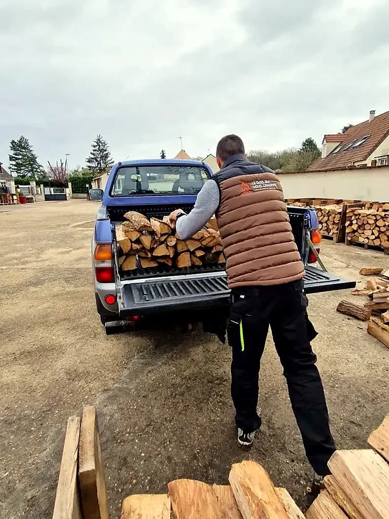 Client chargeant son bois de chauffage au dépôt