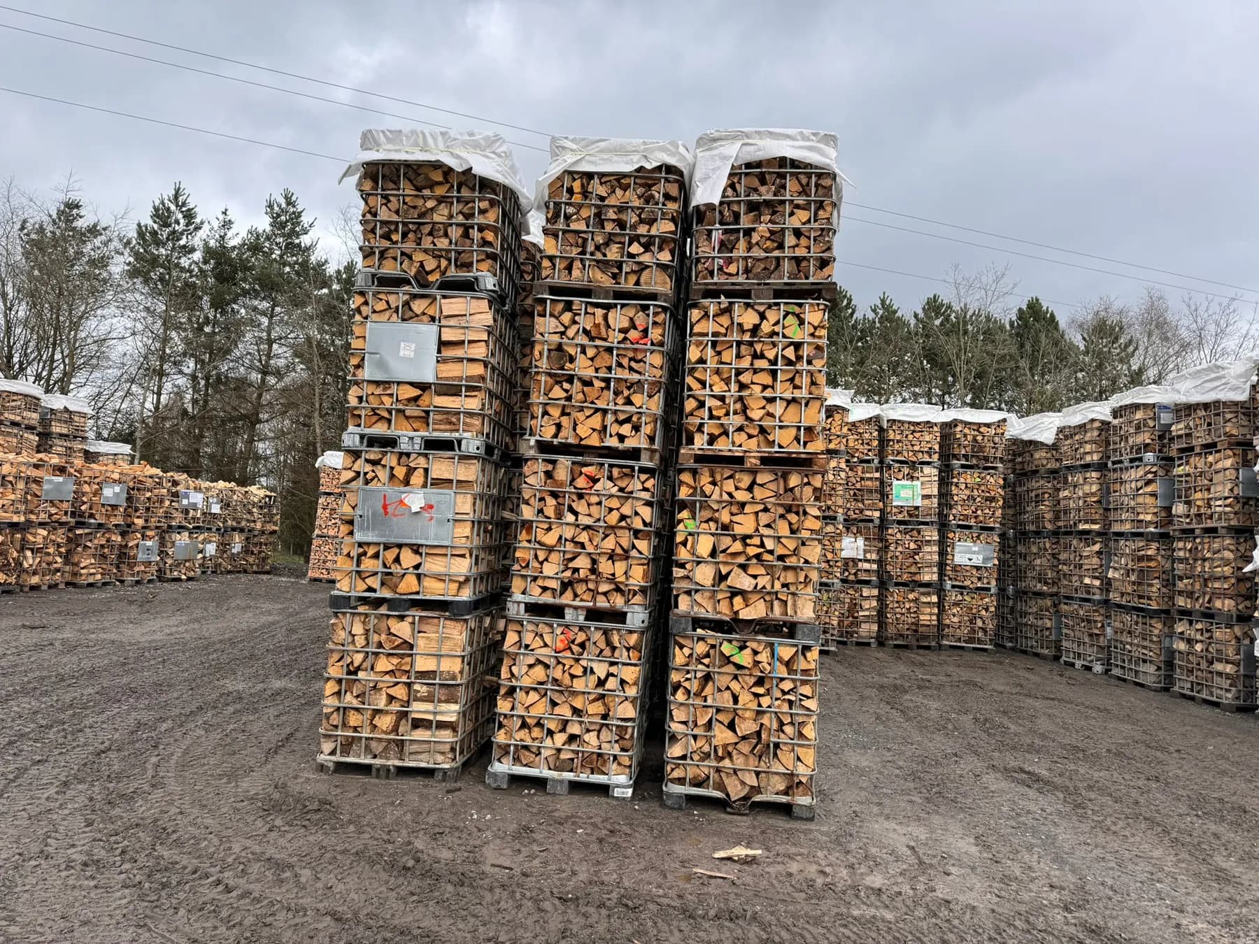 Palettes de bois de chauffage au dépôt en Essonne