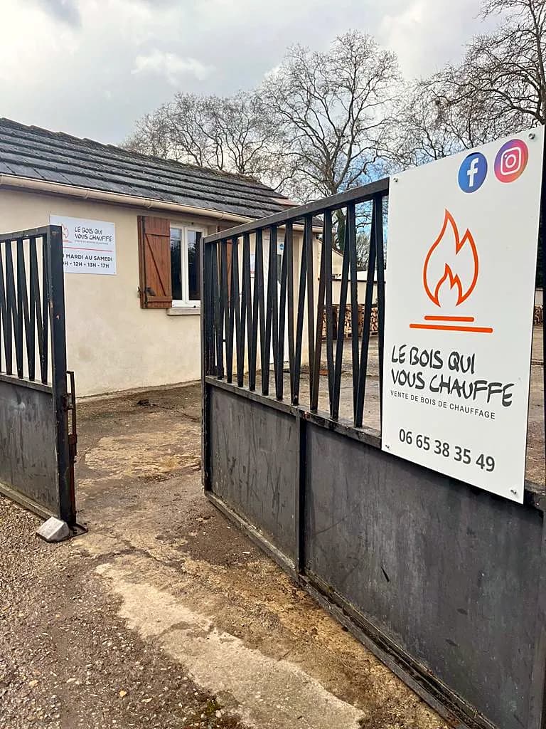 Entrée du dépôt Le Bois Qui Vous Chauffe